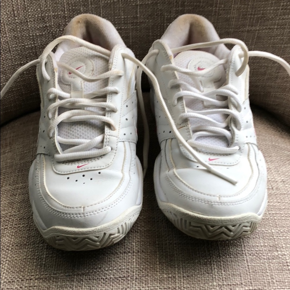 Nike tennis court shoes